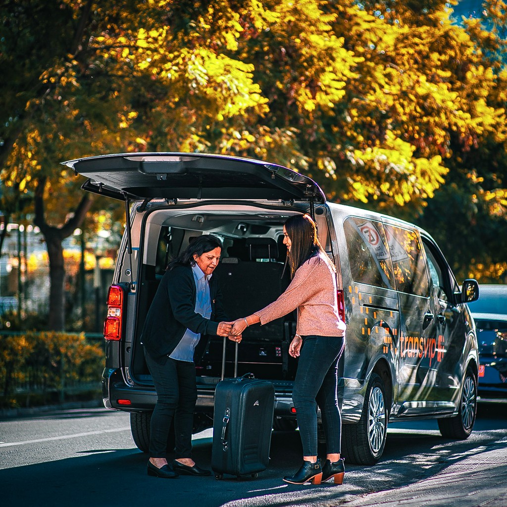 Servicio de transporte privado en minibús van